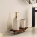 Ensemble distributeur de savon et tasses de salle de bain en céramique vue de détail - Petit plateau en bois d'acacia