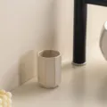 Détail de gobelet de bain en céramique minimaliste, élégant design octogonale chic. - Gobelet à brosse à dents