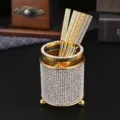Vista dettagliata del lussuoso portaoggetti in strass dorato con forchette da frutta. - Modello strass 1 (Cucchiaio piatto in strass)