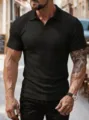 Detailansicht des schwarzen Rippstrick-Poloshirts für Herren mit Revers und kurzen Ärmeln. - S / Schwarz