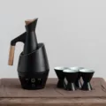 Japanisches Keramik Weinwärmer Set mit Kanne, Heizbasis, Holzgriff und vier Bechern. - 1 Kanne und 4 Tassen mit Kerzenhalter und Schale