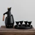 Japanisches grobkeramik weinwärmer set mit holzgriff tassen tablett schwarzer sake topf - 1 Kanne und 4 Tassen mit Kerzenhalter, Schale und Teller