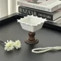 Keramische Hoge Voet Dessert Fruit Schaal Vintage Witte Snack Kom met Houten Standaard - Stijl C / Prachtige voetkom van 5 inch (12 * 12 cm, met houten basis)