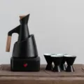 Japan Keramik Glühwein Set, schwarzer Topf mit Holzgriff und vier passenden Bechern. - Teekannen-Set mit 4 Tassen, Stövchen & Schale