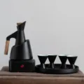 Japanisches Keramik Sake Set mit Elektrischer Heissbasis und Vier Tassen fuer Zuhause - Teekannen-Set mit 4 Tassen, Stövchen, Schale & Tablett