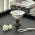 Minimalistische witte keramische schaal met houten voet voor desserts en fruit thuis. - Stijl D / Prachtige voetkom van 5 inch (12 * 12 cm, met houten basis)