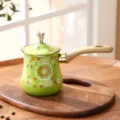 Cafetière turque émaillée verte cezve avec manche en bois motif floral style oriental - Motif 11