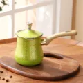 Cafetière turque verte et dorée avec poignée en bois, variante pot à lait inox. - Motif 13