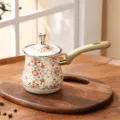 Cafetière Turque Style Moyen-Orient avec Poignée Effet Bois et Détails Dorés Variante SKU - Multicolore 1