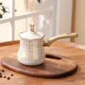 Cafetière turque dorée élégante avec un manche en bois et motif géométrique oriental. - Multicolore 2