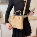 Bolso tipo bombonera minimalista elegante, bolso cruzado de cuero PU con abalorios. - Caqui