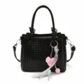Bolso de hombro tejido negro para mujer, elegante bolso de mano con bonitos dijes. - Con Colgante / Negro