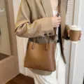 Elegante bolso de cubo marrón de piel sintética, bonito bolso pequeño de mujer diario. - Marrón