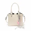 Bolso de cubo trenzado para mujer elegante bolso de hombro y cruzado con dije en color blanco - Con Colgante / Blanco Roto