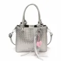 Bolso cubo trenzado plateado elegante mujer bolso de hombro cruzado con dije de corazón y lazo. - Con Colgante / Plateado