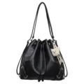 Mochila cubo de piel PU negra para mujer, bolso de hombro casual versátil muy elegante. - Con Colgante / Negro