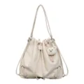 Mochila saco minimalista de piel sintética PU para mujer, bolso bandolera casual para diario. - Con Colgante / Blanco Roto