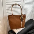Elegante bolso tote tejido marrón con correa para el hombro y dije de chocolate elegante. - Con Colgante / Marrón