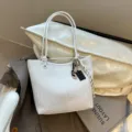Bolso tote tejido blanco para mujer, bolso de hombro casual elegante con colgante decorativo. - Con Colgante / Blanco