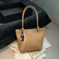 Bolso tote tejido minimalista casual para mujer, elegante bolso de hombro de otoño. - Con Colgante / Caqui
