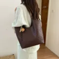 Bolso tote minimalista de cuero tejido marrón, bolso de hombro de gran capacidad para diario. - Con Colgante / Café