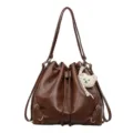 Elegante mochila tipo saco de cuero marron para mujer, bolso cruzado informal convertible con osito. - Marrón
