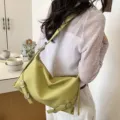 Elegante bolso de hombro para mujer, bolso hobo moderno con elegante detalle de hebilla. - Verde