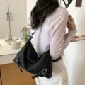 Sac bandoulière souple noir pour femme, sac hobo chic sous les aisselles avec boucles métalliques. - Noir