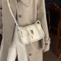 Elegante bolso de hombro de cuero blanco, diseño retro de mensajero con cierre metálico chic. - Blanco Roto