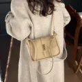 Bolso bandolera retro elegante para mujer de piel suave en beige, bolso de uso diario elegante. - Caqui