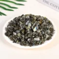 Natural tumbled labradorite crushed stones with blue flash on white decorative plate - Labradorite / 7-9mm (100g)