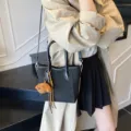 Bolso tote de mujer estilo coreano 2025 nueva moda bolso de hombro versatil con lindo osito - Con Colgante / Negro