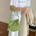 Bolso de hombro minimalista de ante verde para mujer, bolso saco de moda con correa fina. - Verde