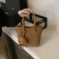 Bolso tote de mujer de ante marrón bolso de hombro casual elegante con colgante - Con Colgante / Marrón