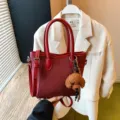 Elegante bolso de mano rojo para mujer con colgante de peluche bonito bolso bandolera 2025 - Con Colgante / Rojo