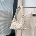 Bolso de hombro blanco con tachuelas, bolso de PU de moda bajo el brazo para mujer. - Blanco