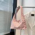 Bolso de hombro rosa para mujer con remaches redondos metálicos, estilo informal y moderno. - Rosa