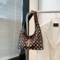Bolso de hombro marrón de cuero brillante con remaches metálicos plateados de tendencia. - Marrón