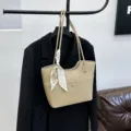 Bolso tote grande beige para mujer, elegante bolso de hombro de cuero con un pañuelo chic. - Albaricoque