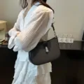 Bolso de hombro negro retro para mujer, elegante bolso de silla con textura y cierre metálico. - Negro