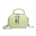 Hellgruene gesteppte Umhaengetasche fuer Damen, weiche Leder Handtasche mit Kette und Baerchen. - Hellgrün