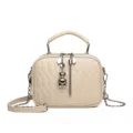 Schicke beige gesteppte Umhängetasche für Damen, elegante Handtasche mit Bärenanhänger. - Gebrochenes Weiß