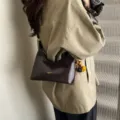 Bolso de hombro hobo de charol vintage para mujer moda casual versátil bolso cruzado elegante. - Con Colgante / Café