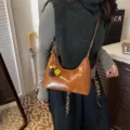 Bolso de hombro hobo de charol marrón con dijes, elegante bolso de mano para mujer. - Con Colgante / Marrón