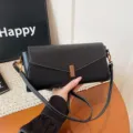 Elegante bolso de hombro de cuero negro con cerradura metálica y correa ajustable chic. - Negro