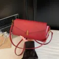 Bolso de hombro de cuero rojo para mujer, bolso cruzado elegante con cierre metálico. - Rojo