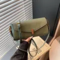 Bolso de hombro de cuero verde para mujer, elegante bolso cruzado con cierre metálico y correa chic. - Verde