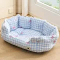 Grazioso letto a quadri blu per animali domestici con fiocchi rosa e pizzo, divano accogliente. - Righe blu [variante di colore popolare]