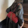 Elegante bolso de hombro vintage de ante burdeos para mujer bolso de axila de otoño. - Con Colgante / Burdeos