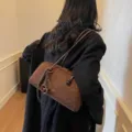 Bolso de hombro de ante marrón vintage para mujer, bolso de almohada casual con colgante. - Con Colgante / Café